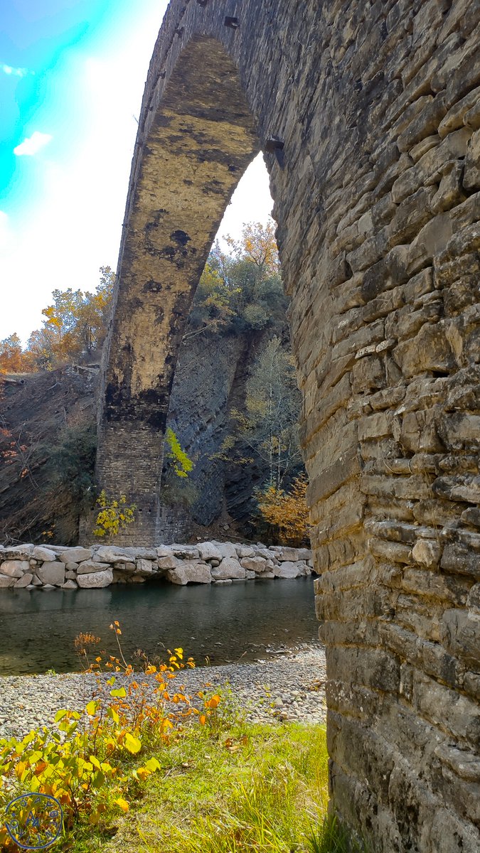 ToAuthentiko's tweet image. Γεφύρι_Τσίπιανης1875.Το ιδιαίτερο χαρακτηριστικό  είναι το οξυκόρυφο σχήμα του μεγάλου τόξου. Το σχήμα δεν ήταν στις προθέσεις του αρχιμάστορα. Προέκυψε από αστοχία κατά την κατασκευή του!
Στις αστοχίες που δίνουν χαρακτηριστικά  μοναδικότητας, το #ΑΥΘΕΝΤΙΚΟ δίνει τη σφραγίδα του