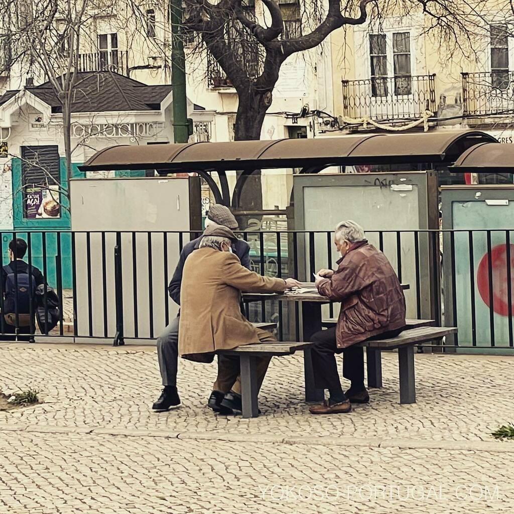 test ツイッターメディア - 公園でトランプを楽しむおじいちゃん達。リスボンはほとんど通常運転です。 #リスボン #ポルトガル https://t.co/Vys1pBoerP