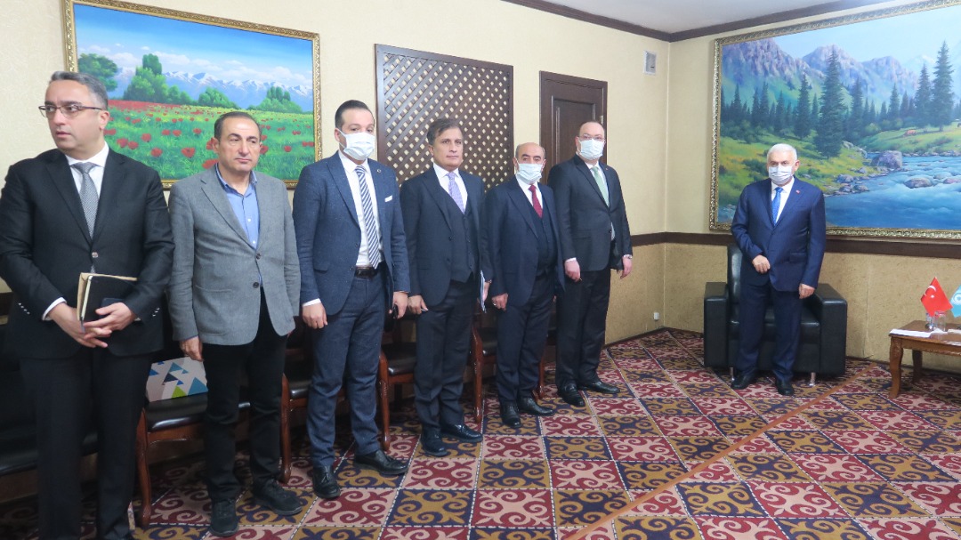 Turkic_States's tweet photo. TDT Aksakallar Konseyi Başkanı olarak ikinci ziyaretini Kırgızistan’a gerçekleştiren Sn.@BY ve beraberindeki heyet,🇰🇬 Ekonomi ve Ticaret Bakanı Sn.Daniyar Amangeldiev’le bir araya gelerek, TDT üye ülkeleri arasında iç ticaretin artırılması yolları hakkında istişarelerde bulundu. https://t.co/W7O4BOWstq