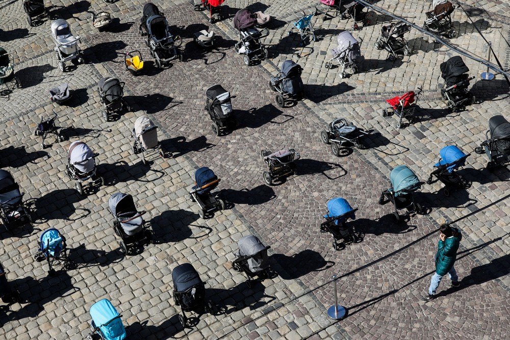 phjournalism's tweet photo. 109 empty prams placed in the center of Lviv during the #PriceofWar campaign organized by local activists and authorities to highlight the large number of children killed in ongoing Russia's invasion of Ukraine
#Lviv #Ukraine  March 18, 2022
📸 Roman Baluk @reuterspictures https://t.co/SoVAF6I1Lm