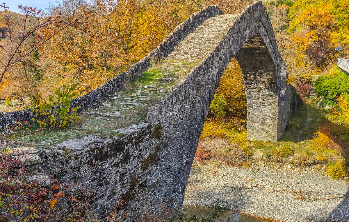 ToAuthentiko's tweet image. Γεφύρι_Τσίπιανης1875.Το ιδιαίτερο χαρακτηριστικό  είναι το οξυκόρυφο σχήμα του μεγάλου τόξου. Το σχήμα δεν ήταν στις προθέσεις του αρχιμάστορα. Προέκυψε από αστοχία κατά την κατασκευή του!
Στις αστοχίες που δίνουν χαρακτηριστικά  μοναδικότητας, το #ΑΥΘΕΝΤΙΚΟ δίνει τη σφραγίδα του