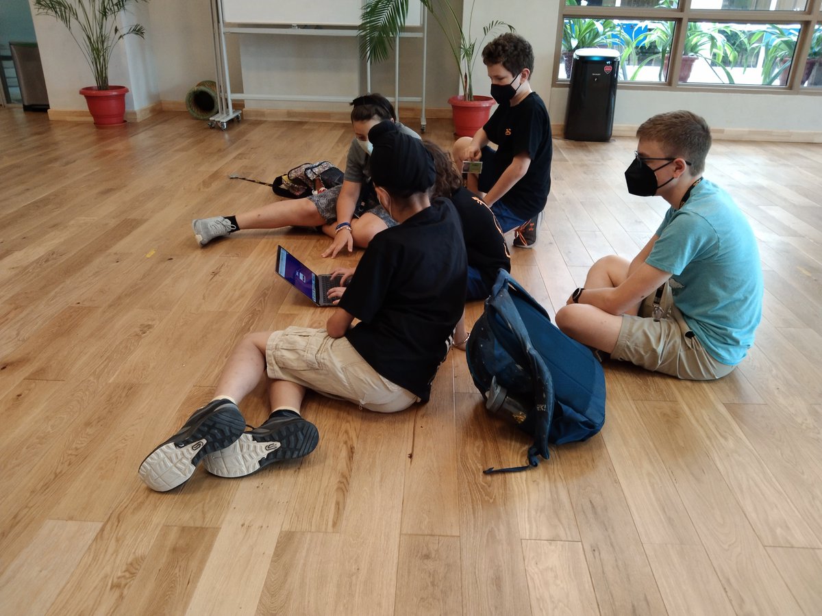 aesmshslibrary's tweet photo. What a close-run!!! BoB Practice Round 4 #battleofbooks #aesmshslibrary #aeslearning21 #aesdelhi #Kahoot!!!! https://t.co/kMrxXHRkkr