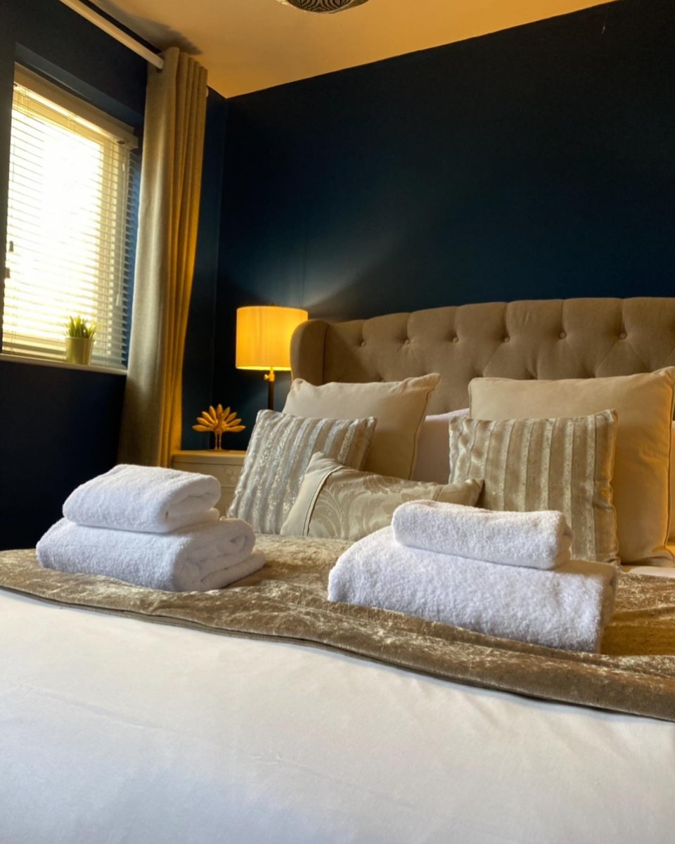 11 en-suite rooms with a superb Devonshire Arms Breakfast 

For the best available rate book direct with us TODAY! 

Give Alice and Rachel a call
01246 582551