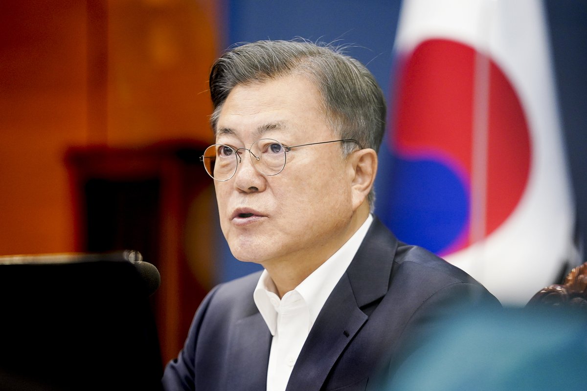 국정에는 작은 공백도
있을 수 없습니다.
특히 국가안보와 국민 경제,
국민 안전은 한순간도
빈틈이 없어야 합니다.

우리 정부 임기가 얼마 남지 않았지만,
헌법이 대통령에게 부여한
국가원수이자 행정수반,
군 통수권자로서의 책무를 다하는 것을
마지막 사명으로 여기겠습니다.