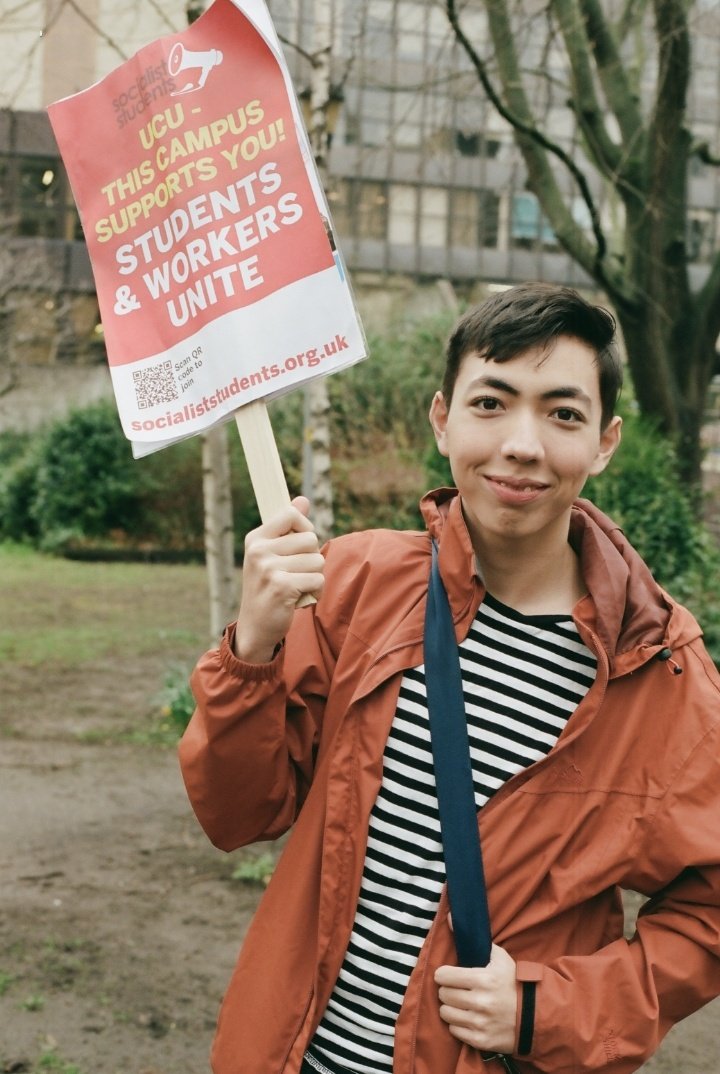 students_staff's tweet photo. Some brilliant photographs by Yen Lim of some of us students @SwanseaUni who went to London to protest. Diolch Yen! https://t.co/M0DaJkJIYe
