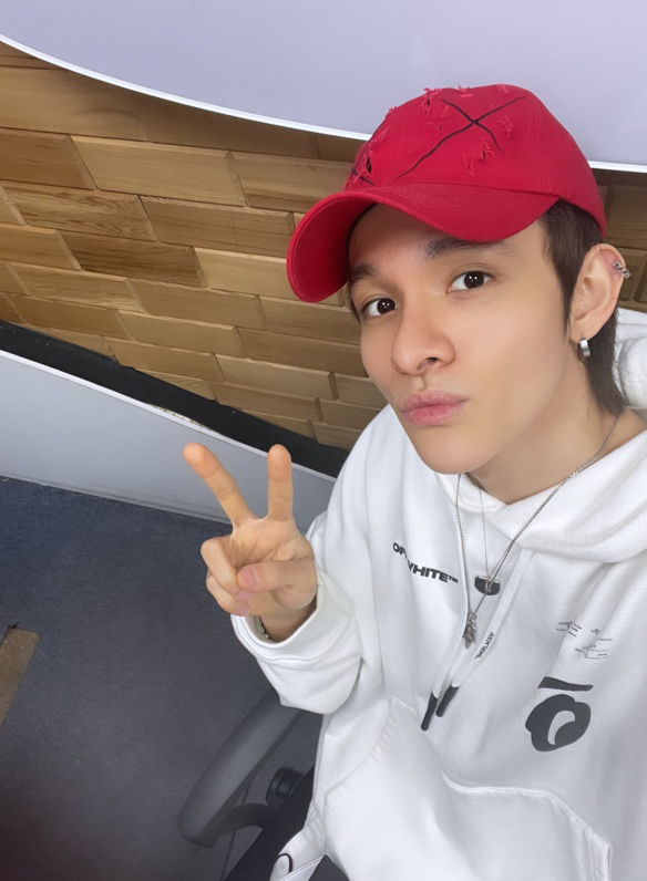 SAMUEL_twt_'s tweet photo. [#사무엘]

잠시 후 8시 아리랑 라디오 <Radio'n Us>에 사무엘이 출연합니다.
얼른 본방청취하러 Go Go🏃🏻

#SAMUEL #RADIONUS https://t.co/FxoGFOctJP