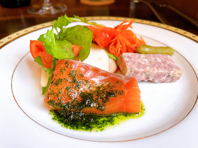 dressing_mag's tweet photo. ＼駅徒歩1分の穴場フレンチ🍴／
味・ボリューム・お店の雰囲気、すべて大満足のお店です🧐
https://t.co/bv0qEIoHaM
最後までしつこくなく完食出来るよう、一皿一皿にシェフの心配りが感じられる同店。
感染症対策もばっちりな、10年以上地元民に愛される本格ビストロです🧐 https://t.co/kz98id3aoQ