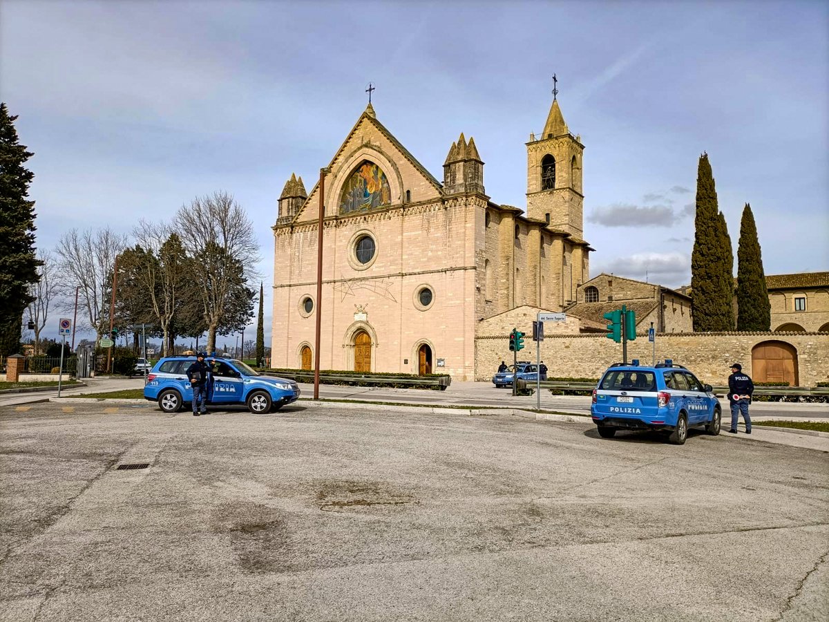 QPerugia's tweet photo. Buongiorno dal Santuario di #Rivotorto, ai piedi del monte #Subasio, diventato patrimonio @UNESCO nel 2000.

#essercisempre 
@poliziadistato https://t.co/URYfzmJWot