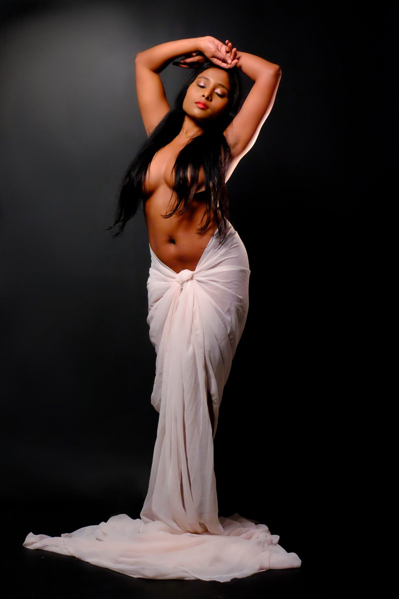 PhotoPasini's tweet photo. Without going out of my door
I can know all things of earth
Without looking out of my window
I could know the ways of heaven
#eastern #spirituality #theinnerlight #nude #portrait #boobs #coveredbreast #georgeharrison https://t.co/DsrDIC2GKA