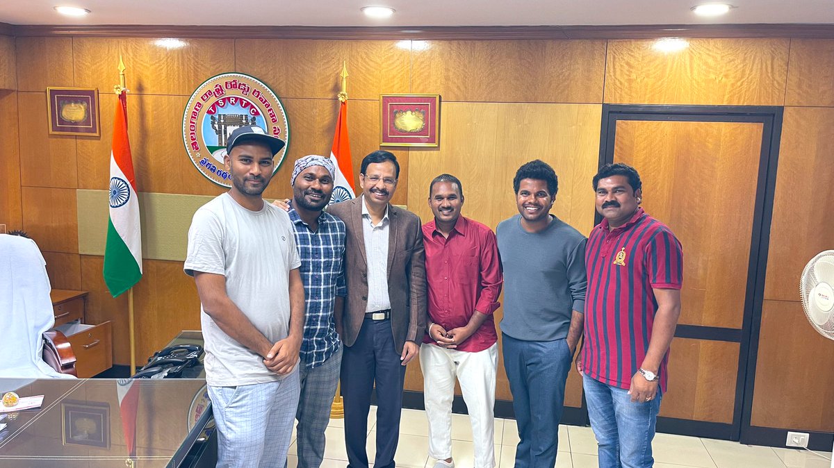 shivakrishnamvs's tweet photo. హుషార్ పిట్టలు వెబ్ సిరీస్ చూసి మీరు పిలిచి మా ప్రయత్నాన్ని ప్రశింసించిన విదానం .....మాలో ఇలాంటి వాటిపై అవగాహన పెంచే మరిన్నీ సిరీస్ లు చేసే ఉత్సాహాన్ని నింపింది.. thank you sir 
@tsrtcmdoffice https://t.co/FazcBPYDIO