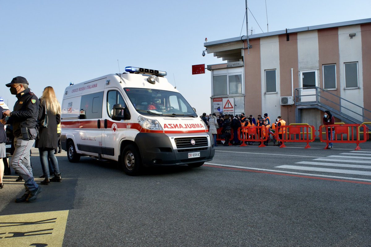 Ecco l’arrivo domenica pomeriggio del volo umanitario della <a href="/regionepiemonte/">Regione Piemonte</a> che ha portato in Italia bambini con patologie oncologiche provenienti dalle zone coinvolte dal conflitto armato ucraino 🇺🇦 Presenti a bordo anche due coordinatori della #CroceRossa