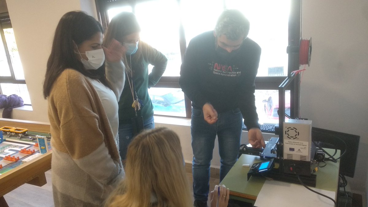 Ayer tuvimos la última sesión de Formación en Centros del <a href="/cepdemotril/">CEP de Motril</a> con <a href="/javacasm/">javacasm</a>.
Impresión y diseño 3D.

#roboticaeducativa <a href="/EducaAnd/">Consejería Desarrollo Educativo y FP</a> #EducaAndSteam @EducaAndInnova