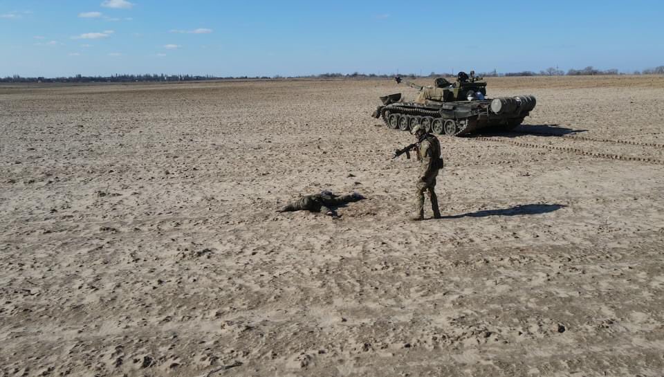 K_Loukerenko's tweet photo. A Russian soldier called Misha brought his tank to the Ukrainian military intelligence. They regularly identify phones of Russian soldiers and text them conditions for surrender. He called them back and offered surrender in exchange of money and safety.

1/2 https://t.co/k5Bp8nUvMg