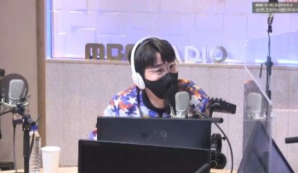 ztak0512's tweet photo. 영탁 “지금 얼굴=대학생 때 얼굴, 많이 회춘해”(지라시) (출처 : 뉴스엔 | 네이버 TV연예) https://t.co/T5O04ZN9zL
#영탁 #youngtak
#MBCradio #kpop
#mbcmini
#봉춘라디오_영탁
#영탁_라디오출연
#에이플러스클린업마스크_영탁
#전복먹으러갈래 #완도전복홍보대사 https://t.co/KVQ4L6eW2e