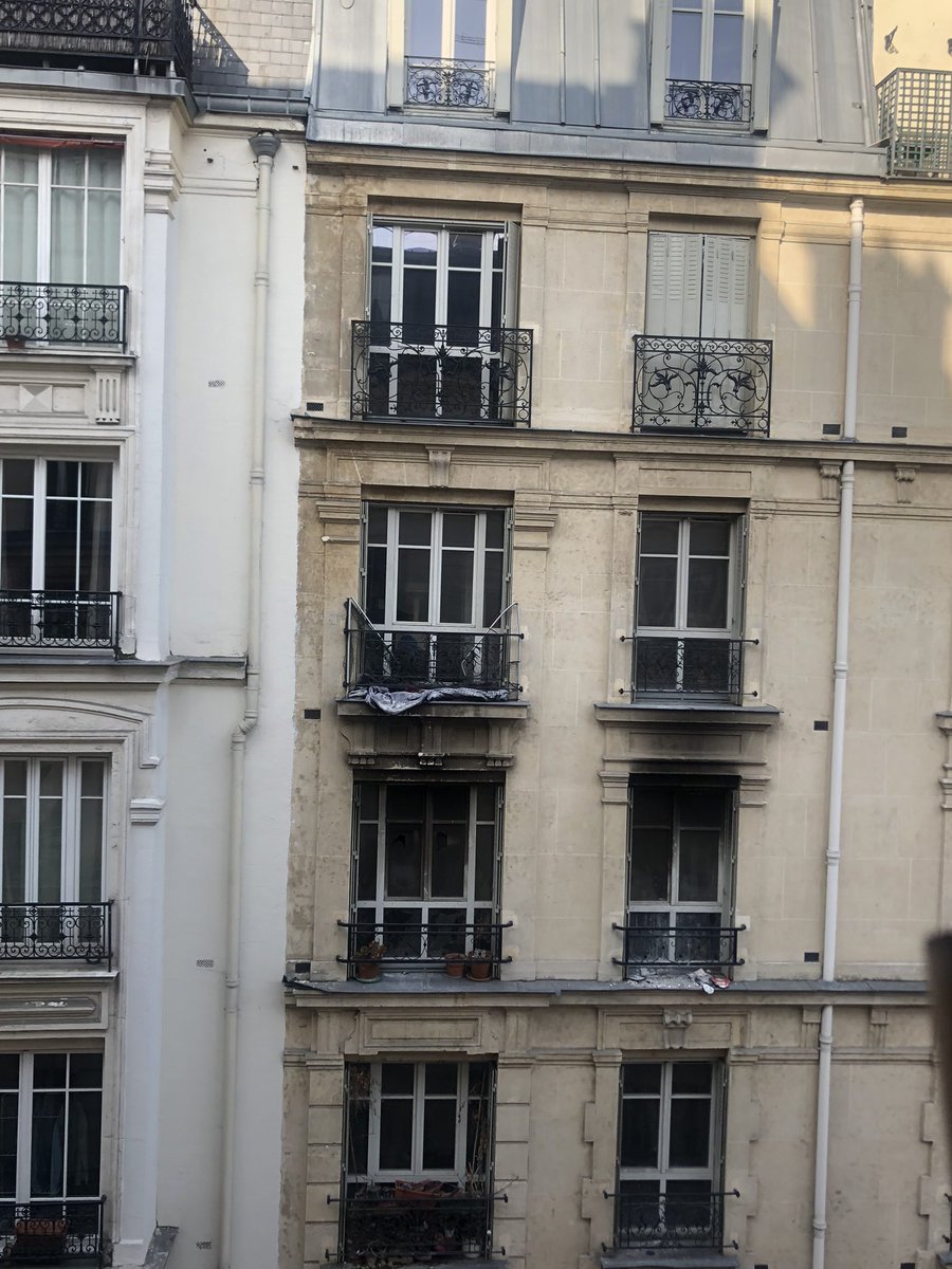 G4murmurdart's tweet photo. 1 an après (quasi) et rien n’a été fait sur l’immeuble, façade toujours noircie et ravagée, logements vacants (14 quand même), lumières allumées la nuit qu’en pensez-vous @mairie18paris ? https://t.co/sd7FbznnXR