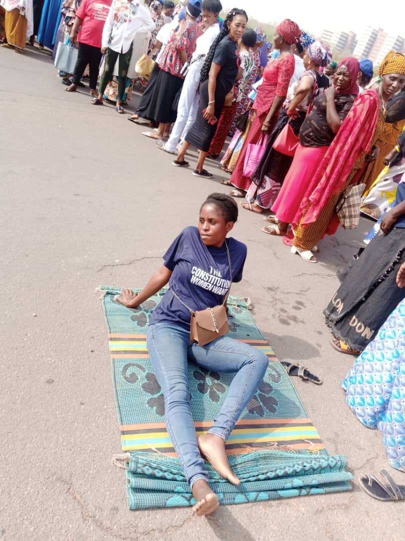 Today Nigerian Women are occupying NASS. We have been shut out by those who pledged to partner with us. They are inside, we are in the sun. We will not be deterred. Nigeria belongs to all of us

#BreakTheConstitutionalBias
#NigerianWomenOccupyNass
#EqualRightforNGWomen