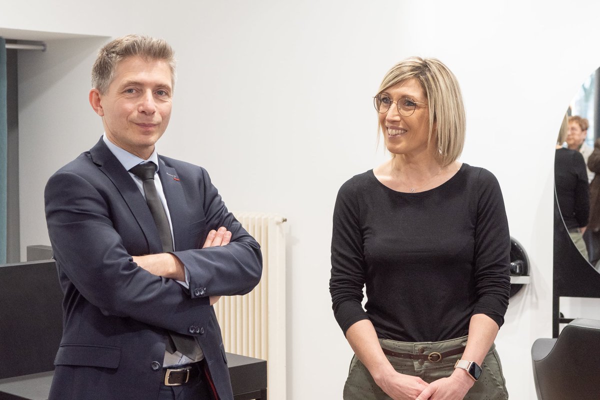 Chateauroux36's tweet photo. Vendredi soir, @GilAverous a participé à l’#inauguration du nouveau #SalonDeCoiffure Tendance coiffure situé au 1 rue de Strasbourg à #Châteauroux. Prenez rendez-vous en ligne dès à présent sur : https://t.co/otEU40uWy2. https://t.co/VQLzSw7evs