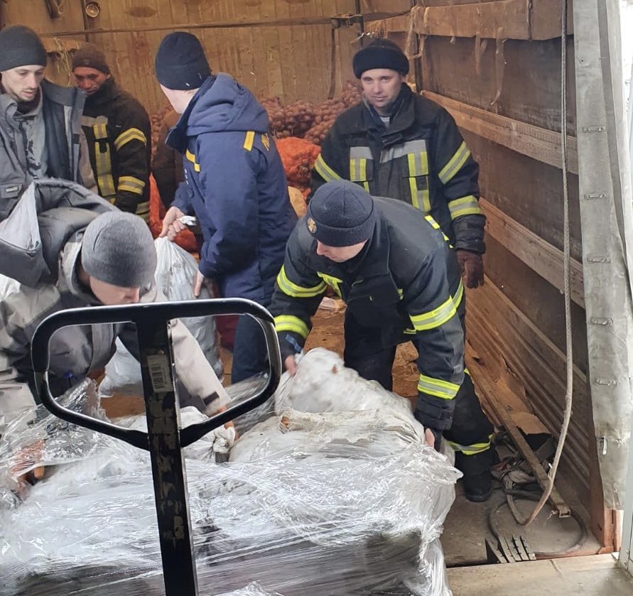 UNDPUkraine's tweet photo. This week @UNDP, with funding from #EU, delivered food supplies for emergency personnel in Luhansk Oblast. These brave men and women are working under dangerous conditions to help those trapped in buildings, often on fire, destroyed by the incessant bombardment in #Ukraine https://t.co/TJYSzUcCOz