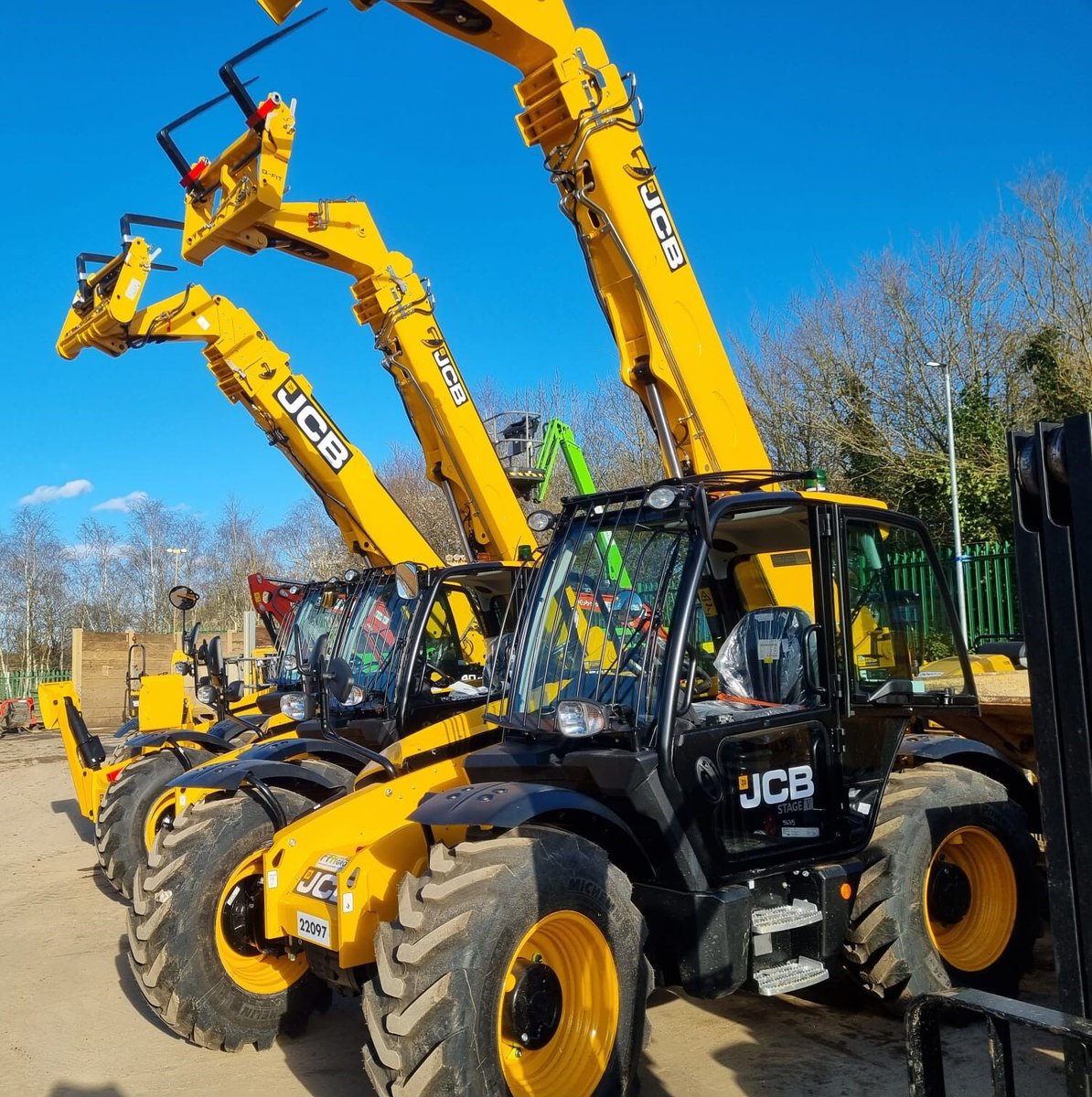 FTHHireGroup's tweet photo. Our brand new @JCBmachines 18m and 9m Telehandlers looking great in the sunshine. Now available to hire from your local FTH Hire Hub. #newplantmachinery #planthire #jcbtelehandler https://t.co/iIiqNCYGCl https://t.co/AyJkjaO9VO