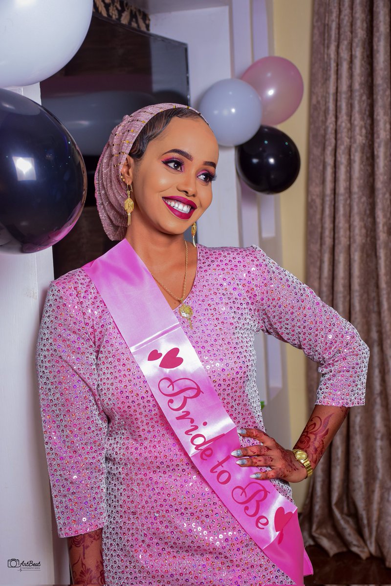 The smile of a girl that's about to become a wife. Congratulations from all of us at ArtBeat 🎊