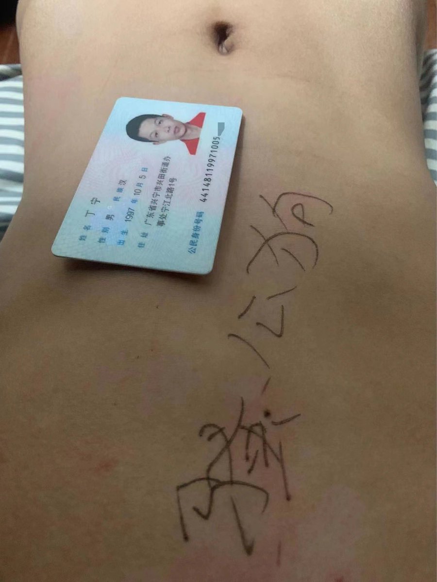 多亏我给贱狗找了亲爹妈，不然他现在还是孤儿，随时随地穿工服犯贱的傻逼脑瘫，骂两句就两腿一软磕头了？
求我曝光是吧，成全它