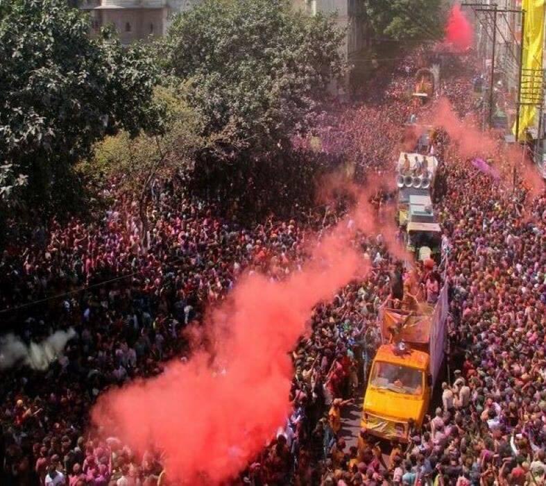 Thenews0fficial's tweet photo. इंदौर में रंग पंचमी: राजवाड़ा पर उमड़ा लोगों का हुजूम दो साल बाद रंगपंचमी पर फिर दिखी रौनक,
अलग-अलग रास्तों के होकर #राजवाड़ा पर पहुंच रही गेर, देखने वालों की जुटी भीड़, भारी
#Indore #RangpanchamiGer #IndoreGer https://t.co/CgIyQd1z4a