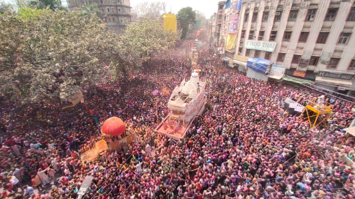 Thenews0fficial's tweet photo. इंदौर में रंग पंचमी: राजवाड़ा पर उमड़ा लोगों का हुजूम दो साल बाद रंगपंचमी पर फिर दिखी रौनक,
अलग-अलग रास्तों के होकर #राजवाड़ा पर पहुंच रही गेर, देखने वालों की जुटी भीड़, भारी
#Indore #RangpanchamiGer #IndoreGer https://t.co/CgIyQd1z4a