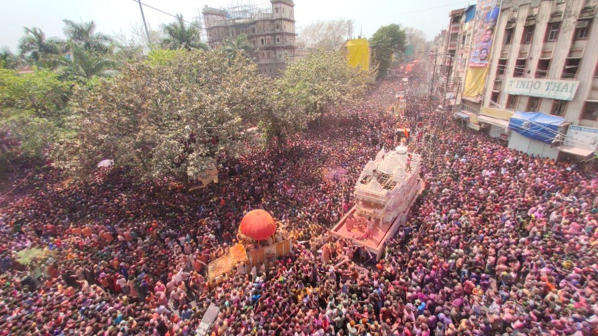 Thenews0fficial's tweet photo. इंदौर में रंग पंचमी: राजवाड़ा पर उमड़ा लोगों का हुजूम दो साल बाद रंगपंचमी पर फिर दिखी रौनक,
अलग-अलग रास्तों के होकर #राजवाड़ा पर पहुंच रही गेर, देखने वालों की जुटी भीड़, भारी
#Indore #RangpanchamiGer #IndoreGer https://t.co/CgIyQd1z4a