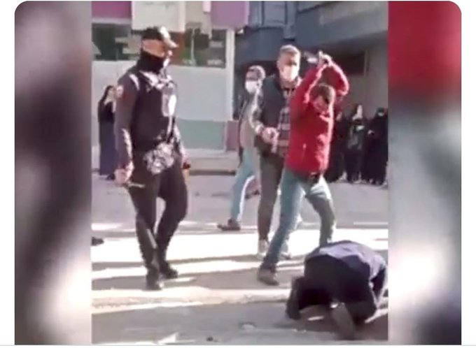 neyineyaptinn's tweet photo. @semrakuytul Şerefli Türk polisi dediği de bu👇 https://t.co/hB1VlVWeHN