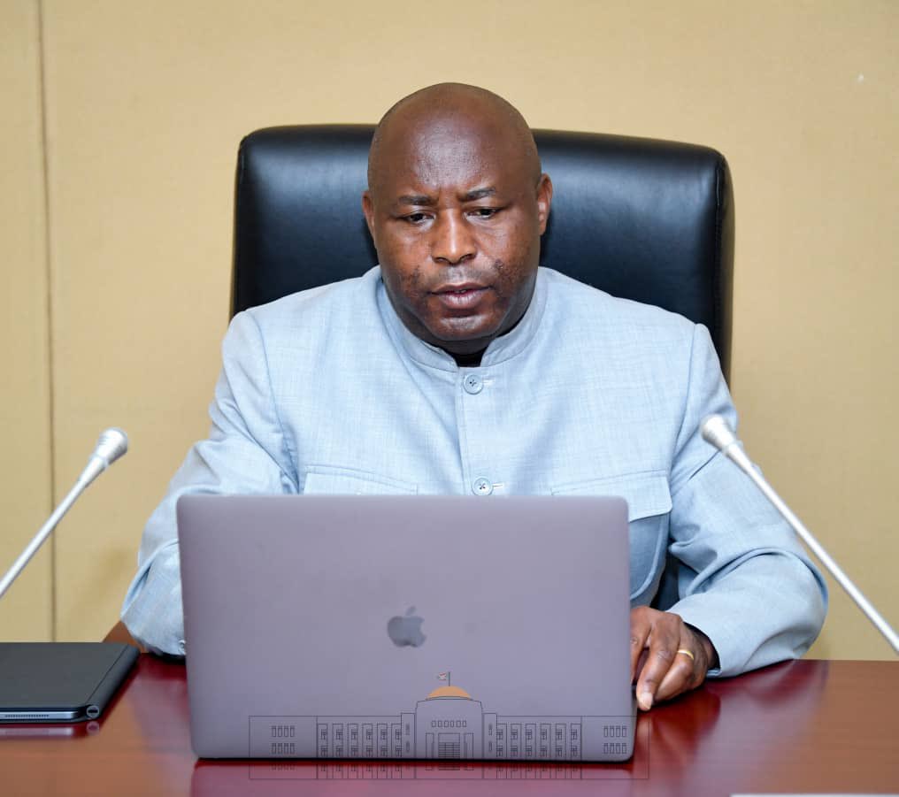 NtareHouse's tweet photo. Un Conseil des Ministres extraordinaire vient de se tenir au Palais Ntare Rushatsi sous les auspices du Président Évariste #Ndayishimiye avec deux points à l’ordre du jour, dont le Projet d’appui aux Fondations de l’Economie numérique au #Burundi. https://t.co/RrjqTmjzkd