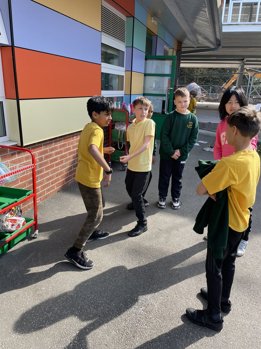 firsprimarysale's tweet photo. Lights, camera, action! #Year5JB are transporting us to the theatre, busy performing Hamlet as part of our English 🎭 https://t.co/IWlpGhryS3