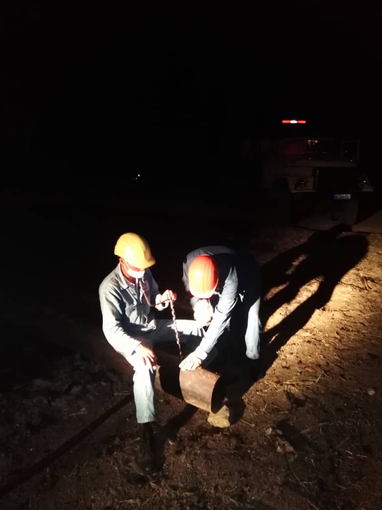 En la madrugada de hoy se detectó un poste quemado por incendio en la franja de la Autopista Nacional en el km 336, afectando el circuito 27 Ramal Tres Palmas, el cuál después de un continúo trabajo por parte de nuestros eléctricos se le logra dar solución. #Cuba #SanctiSpiritus