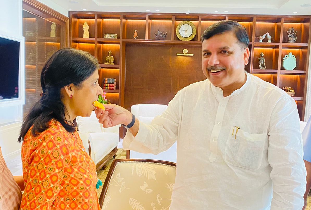 अपने संघर्षों से <a href="/AamAadmiParty/">AAP</a> को बुलंदियों पर पहुँचाने वाले हमारे नेता बड़े भाई <a href="/ArvindKejriwal/">Arvind Kejriwal</a> जी और भाभी <a href="/KejriwalSunita/">Sunita Kejriwal</a> जी से अपने 50वें जन्म दिन पर आशीर्वाद लिया।