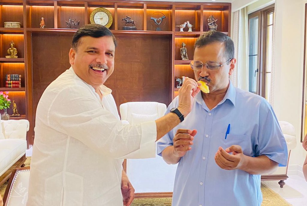 SanjayAzadSln's tweet photo. अपने संघर्षों से @AamAadmiParty को बुलंदियों पर पहुँचाने वाले हमारे नेता बड़े भाई @ArvindKejriwal जी और भाभी @KejriwalSunita जी से अपने 50वें जन्म दिन पर आशीर्वाद लिया। https://t.co/fPTF8OZ6qA