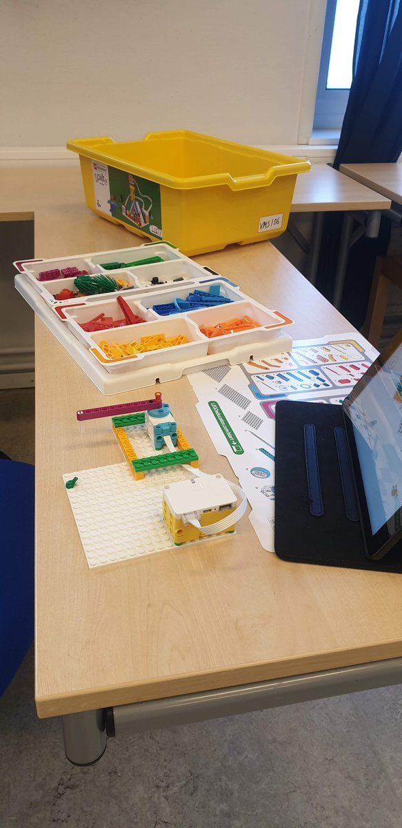 Igår hälsade ettor från Sverigefinska skolan på och jobbade med programmering. Får man ha så här roligt på jobbet?