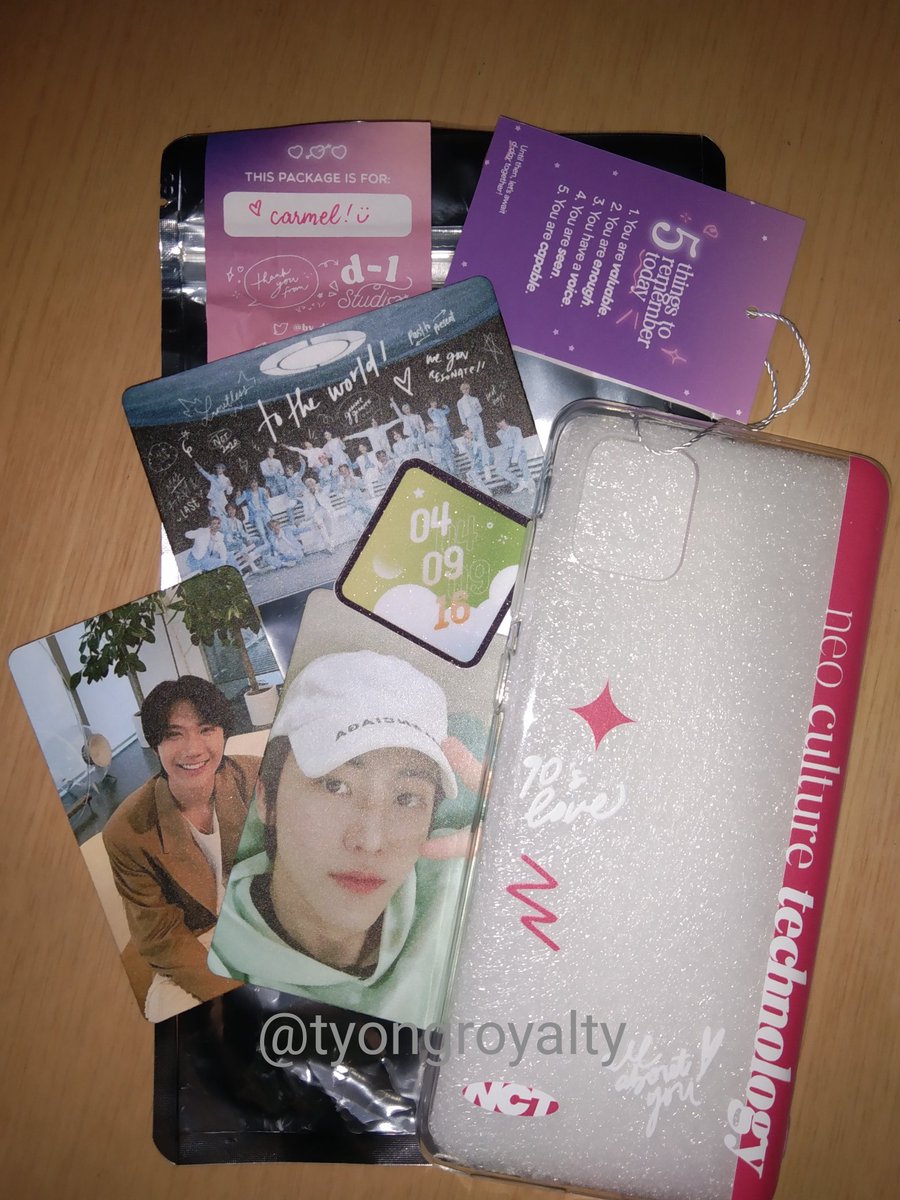 tyongroyalty's tweet photo. thank u for the phone case + freebies @by_d1studio!! they're all very pretty💚

#d1feedbacks https://t.co/RzPSWcDEUj