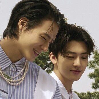 haechanTM's tweet photo. nomin mini au 

jeno’s brother is getting married. to save himself from the embarrassment, he tells his family he has a boyfriend. truth is, he doesn’t, so he asks his best friend jaemin to help him https://t.co/0x0E3S9ZnU