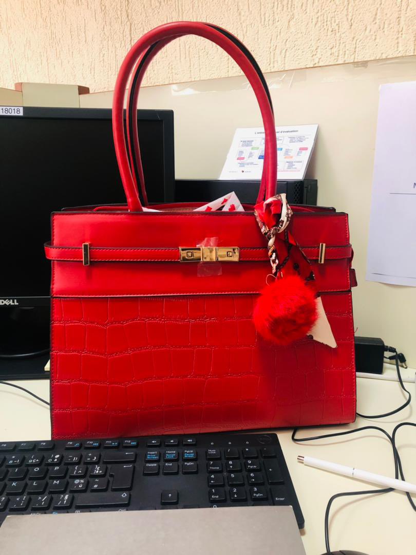 Hello ♥️
Sacs disponibles 😍😊 ⤵️
Livraison gratuite 
Paiement possible en 3 fois

wa.me/237696778634
#Rtapprecies #sacamain 

Disponible en Couleur rouge 
Prix : 32.000 Fcfa