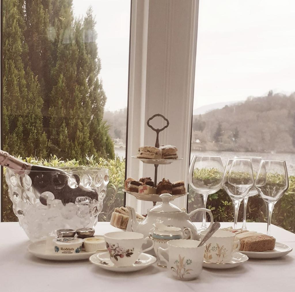 PortsonachanH's tweet photo. So excited for our new cream teas that will be available from the 1st April
..... yummy 🤤 
#MothersDay 
#creamteas
#scotland
#lochawe
#cake 
#crustless
#scones
#cupoftea https://t.co/CqfyP6Acx0