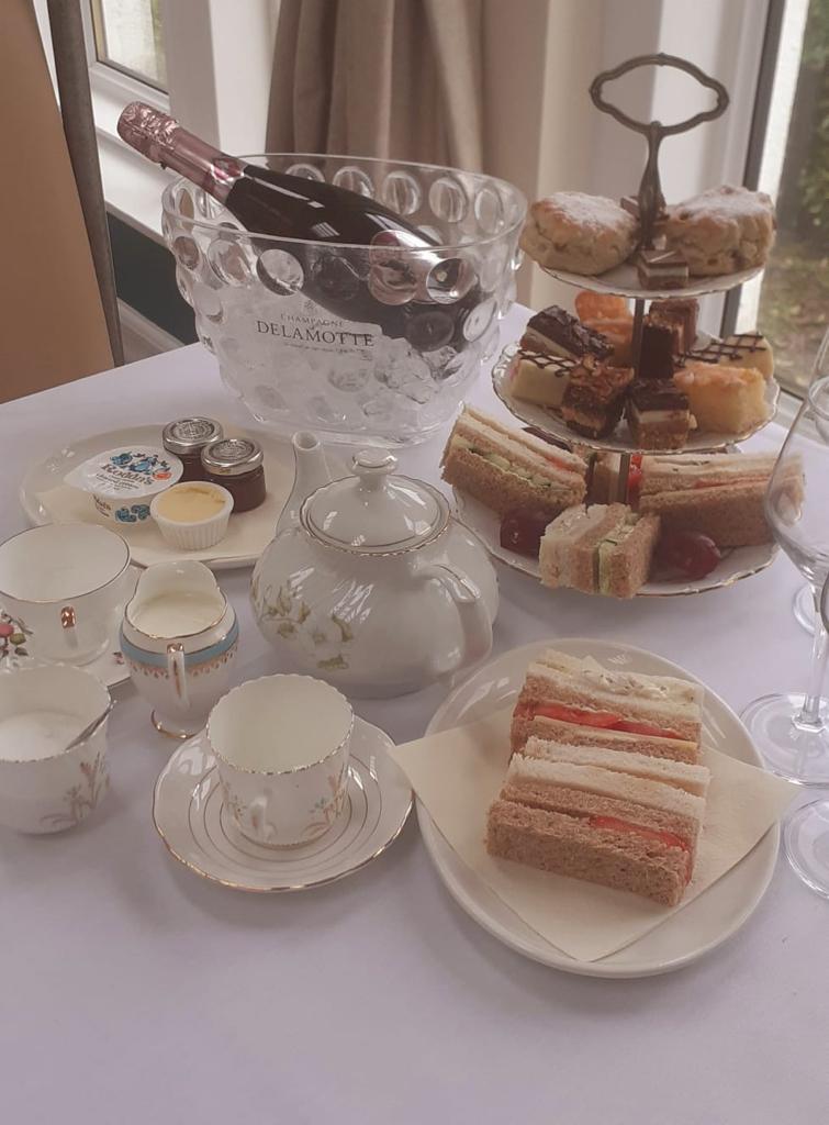 PortsonachanH's tweet photo. So excited for our new cream teas that will be available from the 1st April
..... yummy 🤤 
#MothersDay 
#creamteas
#scotland
#lochawe
#cake 
#crustless
#scones
#cupoftea https://t.co/CqfyP6Acx0