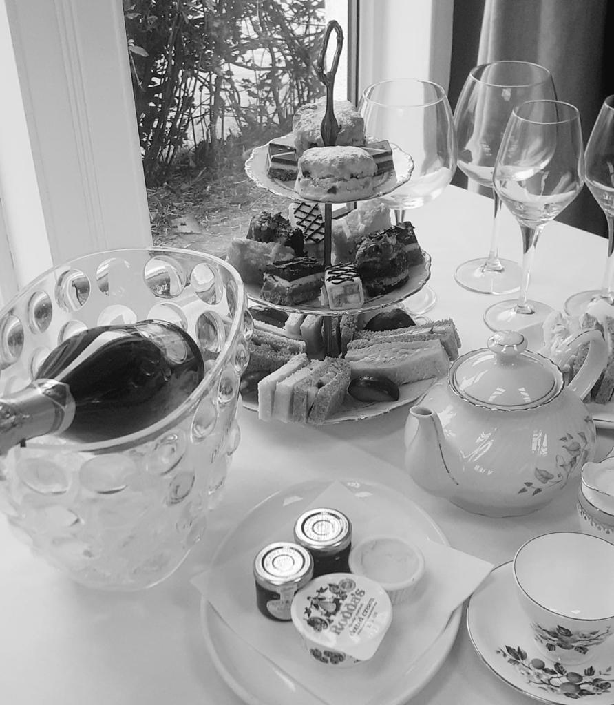 PortsonachanH's tweet photo. So excited for our new cream teas that will be available from the 1st April
..... yummy 🤤 
#MothersDay 
#creamteas
#scotland
#lochawe
#cake 
#crustless
#scones
#cupoftea https://t.co/CqfyP6Acx0
