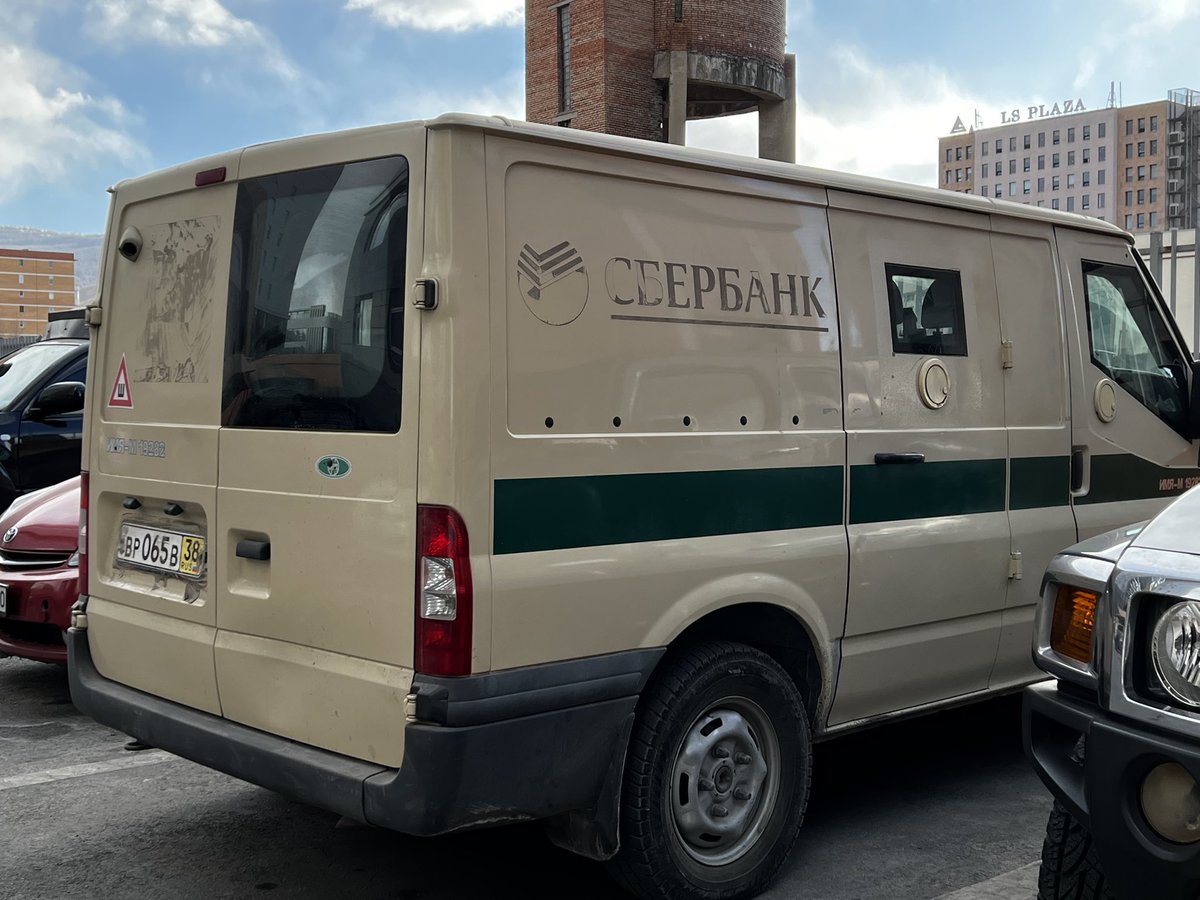 Оросын СБЕР банкны машин ирсэн бн. Өөрсдийн төлөөний монголчуудаар цуглуулсан доллар хамж аваад рублиэ шахчихаад явж бга юм бол уу? Хардах эрхээ эдэлж бн. Зүгээр ч нэг ирээгүй л бх.