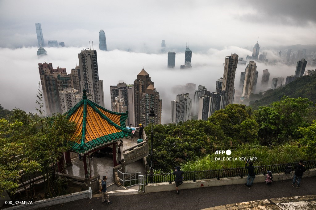 People take photographs of fog over Hong Kong. #AFP 
 📸 <a href="/daledelarey/">dale de la rey</a>