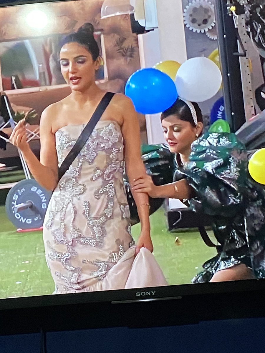 Yazdan__'s tweet photo. This scene is the gist of @RubiDilaik journey. She is the harbinger of modesty , compassion and love. 

Even when the contestants attacked / abused / downgraded her , she never left the humanity inside her

Never seen such a strong and gentle soul

#RubinaDilaik #RubiHolics https://t.co/o6rBuxWMSB