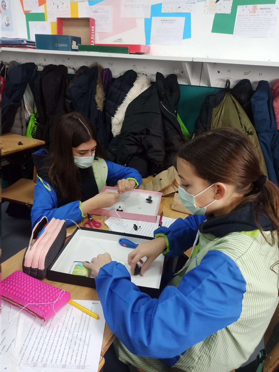 Albert_MDC's tweet photo. Preparant el circuit elèctric a 6èA relacionat amb el tema de l'energia de Medi Natural. Quina bona experiència! @escolamdcprat https://t.co/4u0SD9c93s