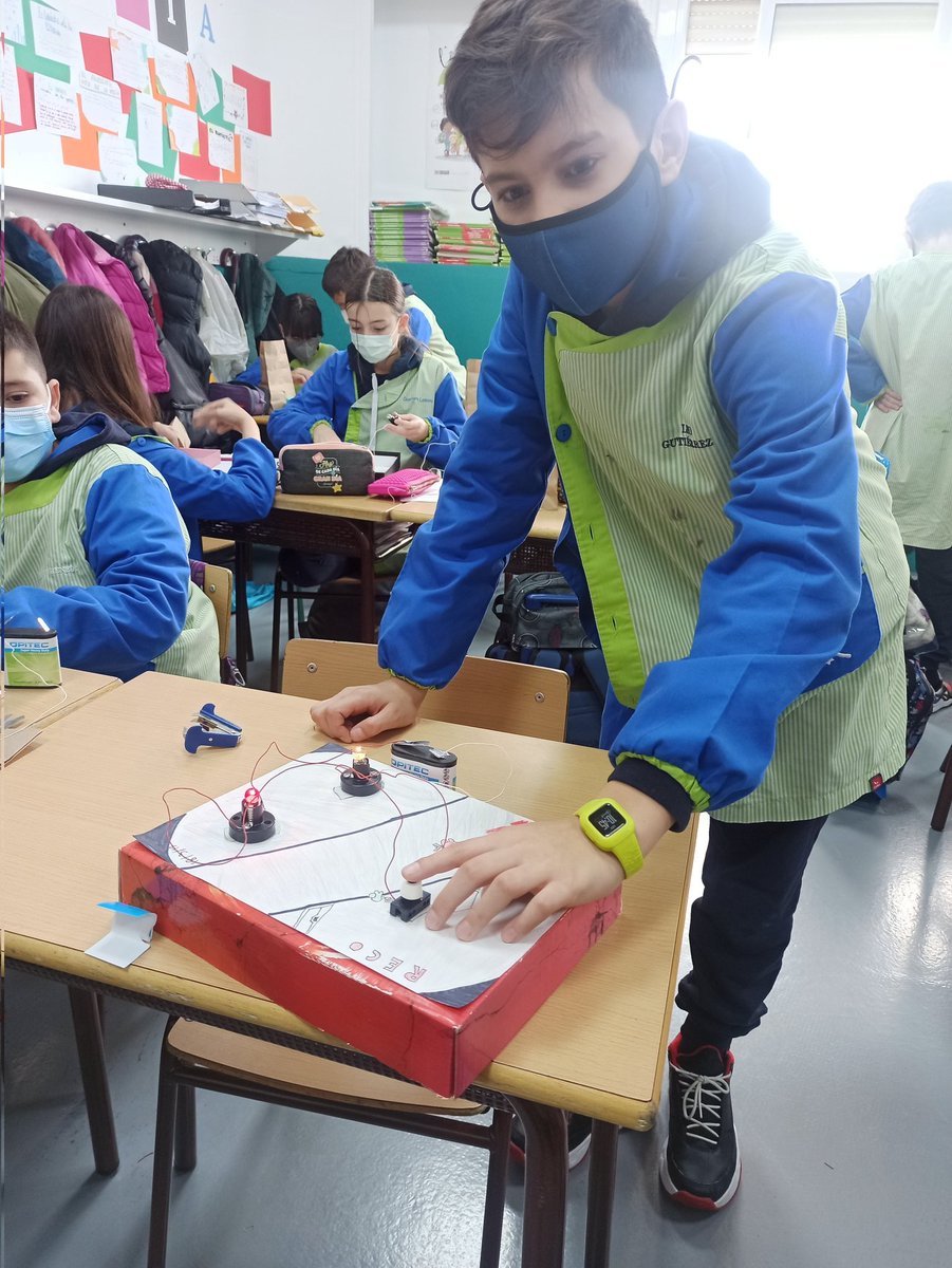 Albert_MDC's tweet photo. Preparant el circuit elèctric a 6èA relacionat amb el tema de l'energia de Medi Natural. Quina bona experiència! @escolamdcprat https://t.co/4u0SD9c93s