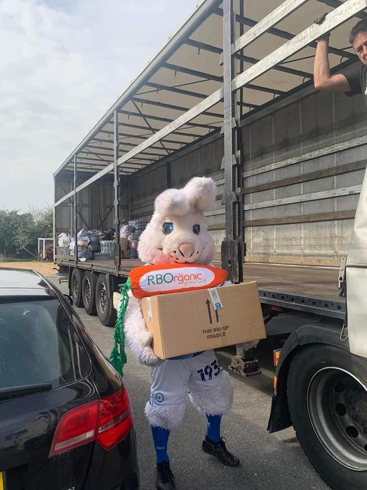 Burgee32nd's tweet photo. @BritishGrowers @NFUtweets @the_brc @waitrose @SainsburysNews @tesconews @asda @AldiUK @LidlGB @BurgessFarms_UK @RBOrganic @peterboroughtel @Posh_WG  RB organic &amp; Burgess farms working with the Peterborough United Football club sending supplies and supporting Ukraine https://t.co/PjQWE6skdk