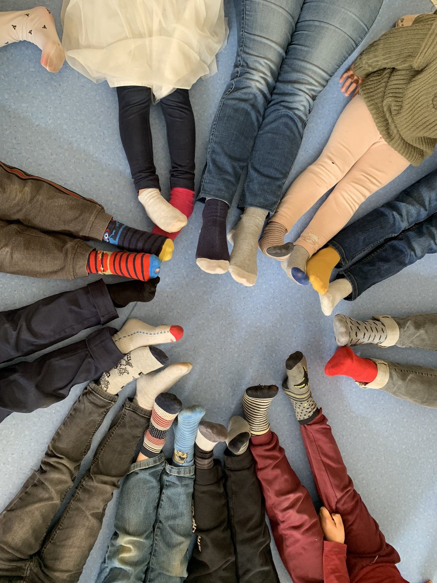 Hier pour la journée de la trisomie 21 nous avions mis nos chaussettes dépareillées #ecoleinclusive #difference #Trisomie21 #tolerance <a href="/MaterCirco25/">Maternelle circo25</a> <a href="/CardieBesancon/">CARDIE_Besançon</a>