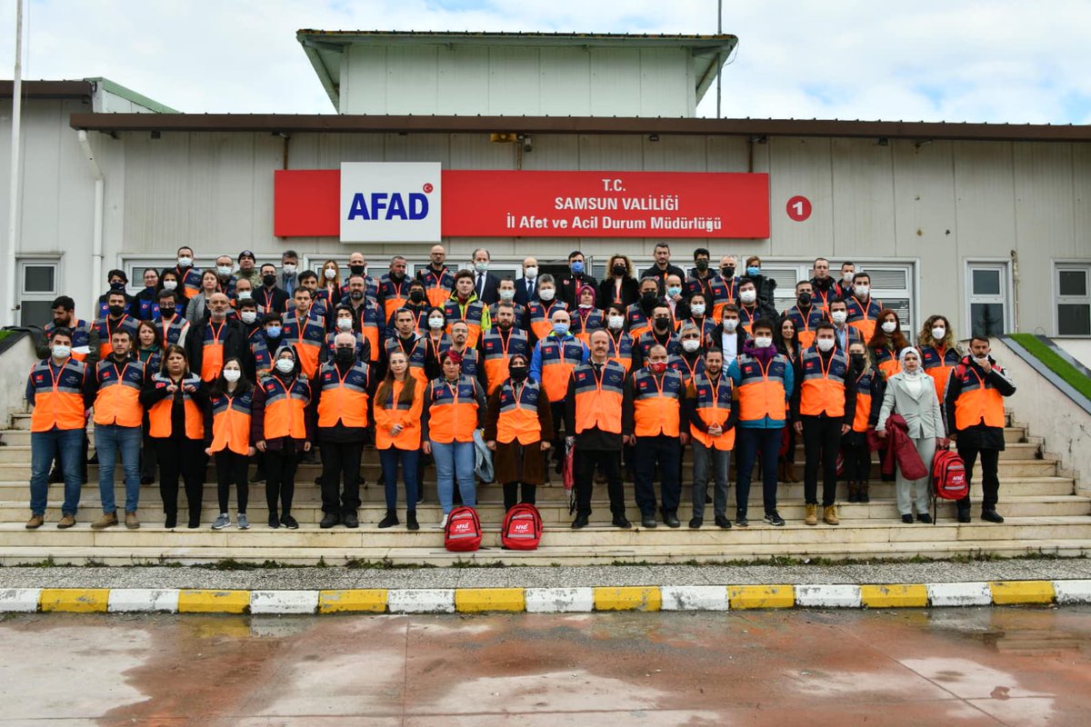 arama-kurtarmadan yardım dağıtımına kadar her alanda aktif görev alarak AFAD koordinasyonunda yaraların sarılmasına büyük bir katkı verdiğini geçtiğimiz Ağustos ayından yaşanan sel felaketi nedeniyle Sinop’ta yürüttüğüm koordinatörlük görevim sırasında bizzat müşahede ettim.
