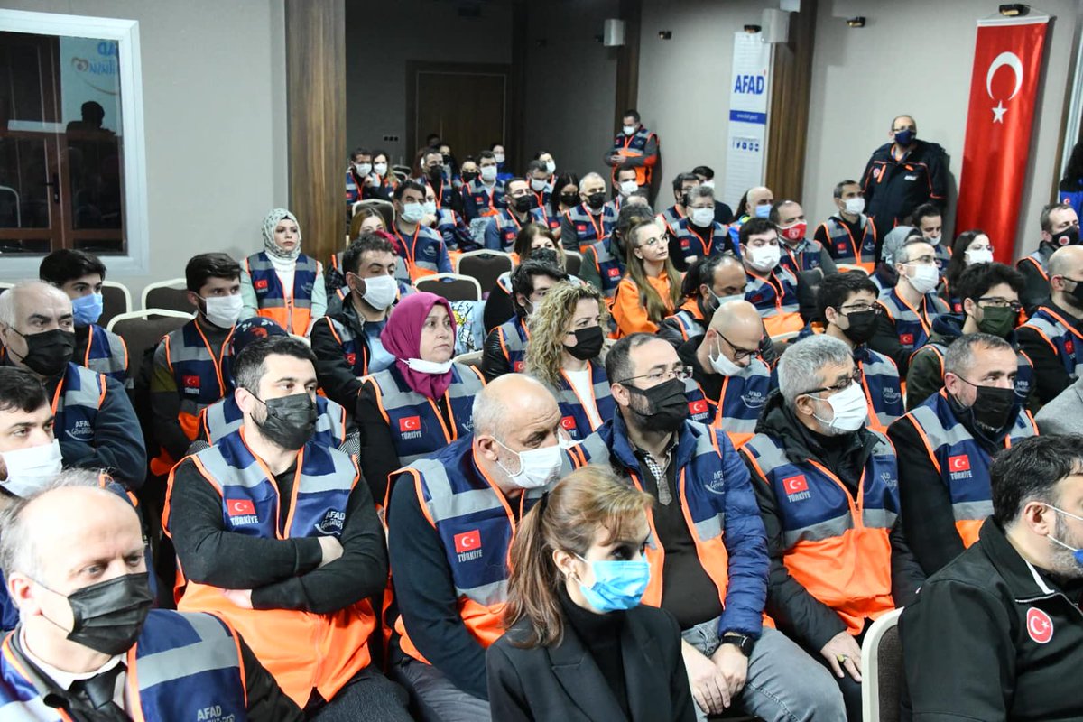 Valimiz Sayın Doç. Dr. <a href="/zulkifdagli/">Doç. Dr. Zülkif Dağlı</a>, Vali Yardımcısı Hasan Öztürk, AFAD Gönüllü ve Bağışçı İlişkileri Dairesi Başkanı Mehmet Akif Can ve AFAD İl Müdürü Levent Uçarlı ile birlikte İl Afet ve Acil Durum Müdürlüğünde düzenlenen Destek AFAD Gönüllüsü Belge Dağıtım Töreni’ne katıldı.